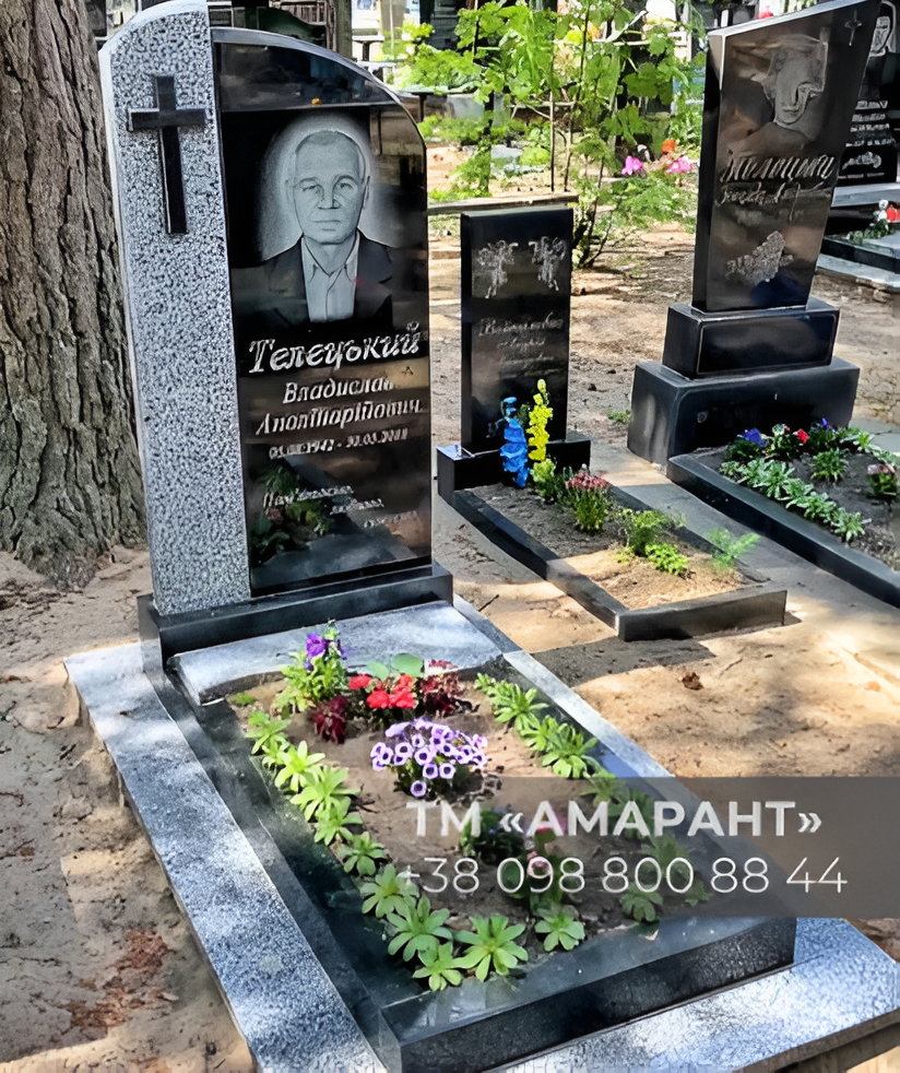 Памятник из гранита Габбро «АМАРАНТ» с арочной стелой и крестом №26