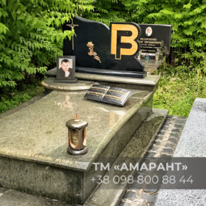 Памятник «АМАРАНТ» из зелёного гранита с табличкой и бронзовой лампадой фото