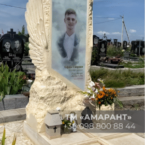 Памятник «АМАРАНТ» с фото на стекле и ангельскими крыльями из натурального камня фото