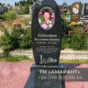 Памятник «АМАРАНТ» из чёрного гранита Габбро с фотоовалом и розами фото