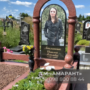 Памятник «АМАРАНТ» из красного гранита с фотокерамикой и аркой фото