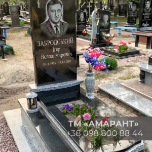 Памятник «АМАРАНТ» из чёрного гранита с табличкой и художественной гравировкой фото