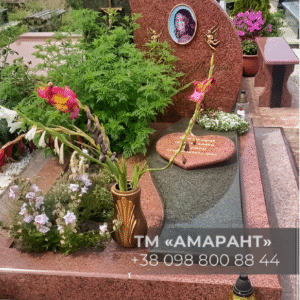 Памятник «АМАРАНТ» из красного гранита с фотокерамикой и сердцем фото