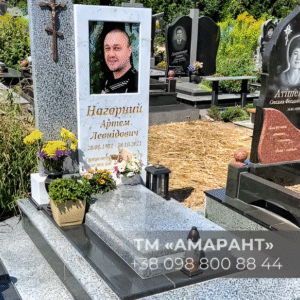 Памятник «АМАРАНТ» из белого гранита с фото на стекле, с крестом и цветником фото