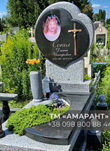 Памятник из гранита «АМАРАНТ» с фотоовалом в форме сердца фото