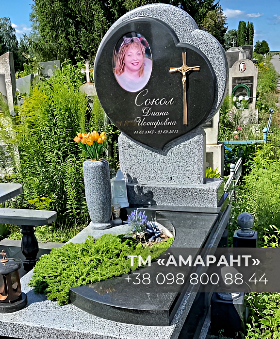 Памятник из гранита «АМАРАНТ» с фотоовалом в форме сердца №39