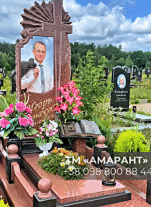 Памятник из красного гранита «АМАРАНТ» с фигурной стелой фото