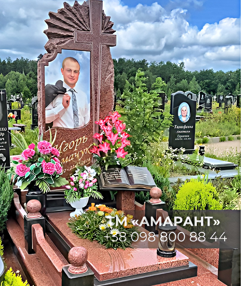 Памятник из красного гранита «АМАРАНТ» с фигурной стелой №27