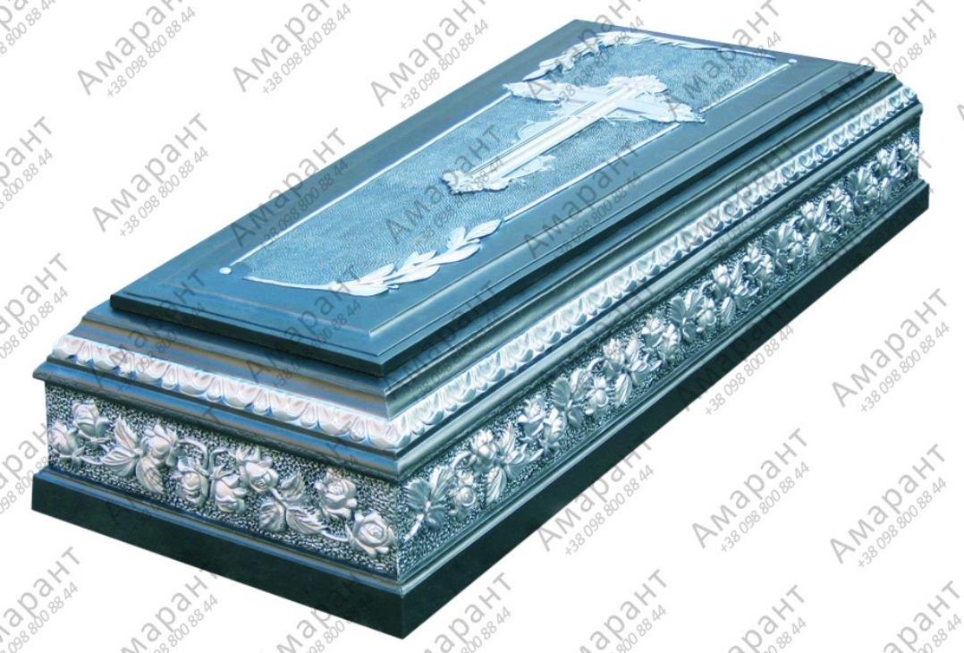 Бетонное надгробие «Роза Графит» с крестом и цветочным орнаментом.