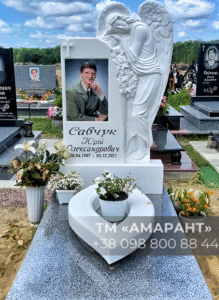 Памятник «АМАРАНТ» из белого гранита с фотокерамикой и ангелом фото