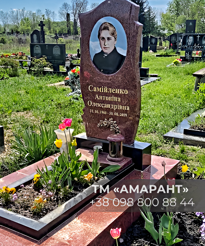 Гранитный памятник с фотоовалом «АМАРАНТ» №37