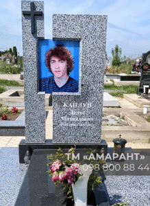 Памятник «АМАРАНТ» из гранита с фото на стекле с крестом и аркой фото