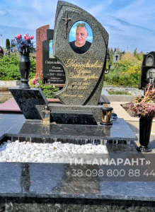 Памятник «АМАРАНТ» из гранита с фотоовалом и золотой гравировкой фото