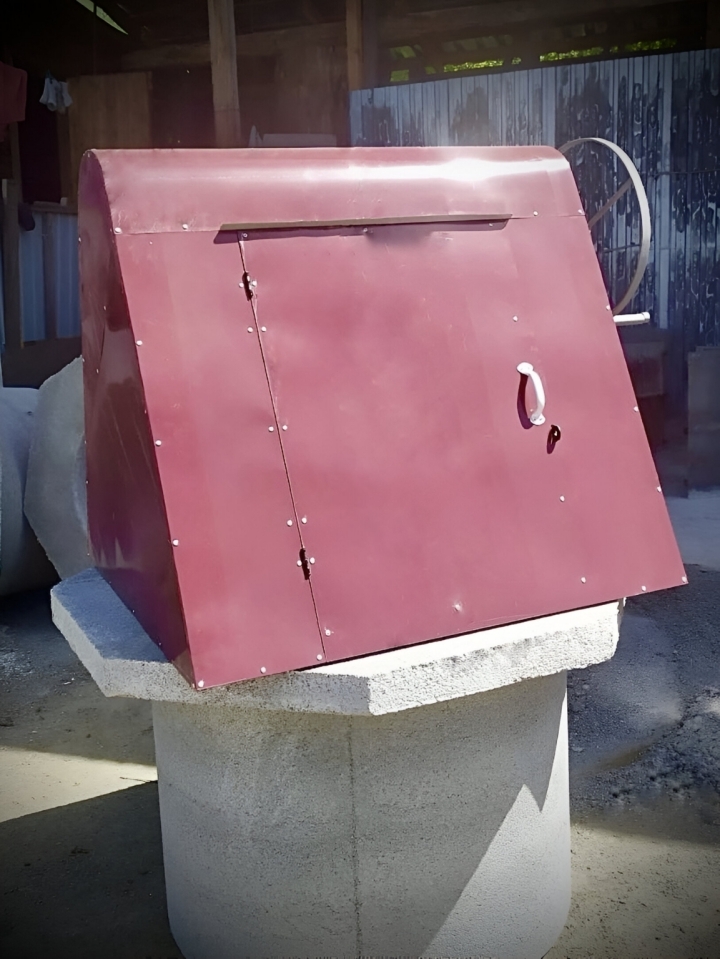 Металлическая крыша для колодца “АкваДах” красная – накрытие для колодца