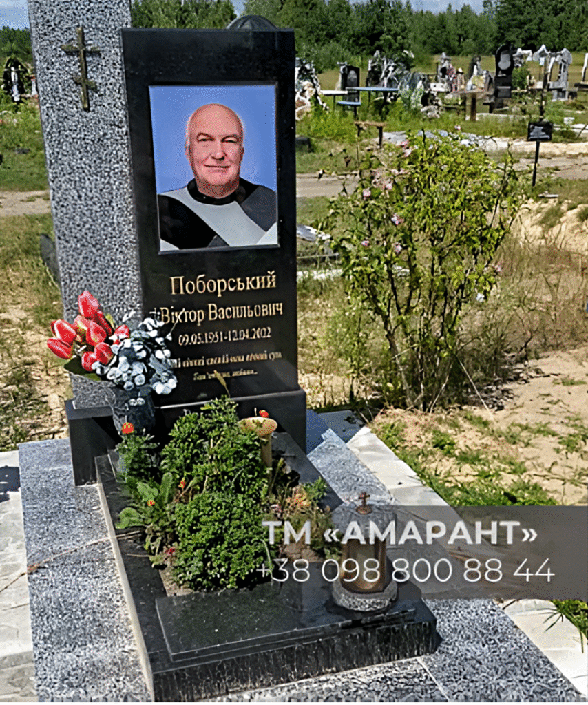 Памятник «АМАРАНТ» с фотокерамикой из габбро и лезниковского гранита фото