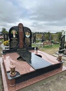 Подвійний гранітний пам'ятник на двох із надгробною плитою та хрестом – меморіальний комплекс із граніту