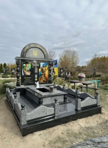 Комплексний пам'ятник із граніту на могилу з портретами та декоративною огорожею