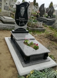 Бетонна плита на могилу з квітником та основою під пам'ятник протиусадкова