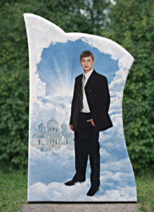 Кольорове фото на керамограніт пам'ятник з ретушування і фоном хмари промені світла