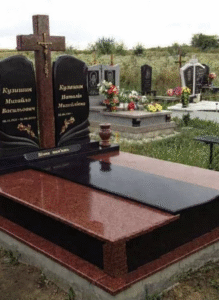Подвійний гранітний пам'ятник на могилу з хрестом та квітником