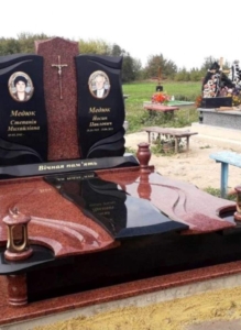 Меморіальний комплекс із граніту на дві могили з квітником та подвійною стелою
