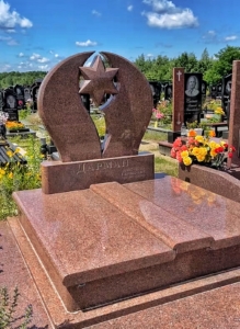 Подвійний мусульманський пам'ятник на двох із червоного граніту із півмісяцем