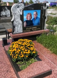 Гранітний пам'ятник на могилу з кольоровим фото та художнього різьблення ангела фото деталі