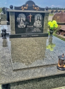 Пам'ятник з граніту з художнім гравіюванням та хрестом, фото готової роботи