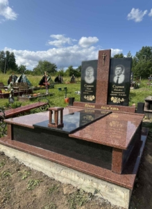 Пам'ятник на двох із граніту з портретами та надгробною плитою – подвійний гранітний меморіал