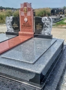 Сімейний подвійний пам’ятник чорний і червоний граніт фото фронтальний ракурс