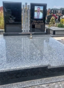 Гранітний пам’ятник на двох з фото та різьбленим хрестом на кладовище