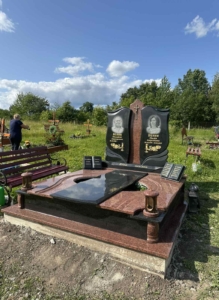Меморіальний комплекс із граніту на двох — подвійний пам'ятник із портретами та хрестом