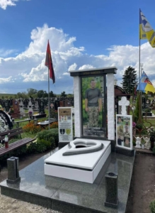 Гранітний комплексний пам'ятник на цвинтарі з фотопортретом та декоративною плитою