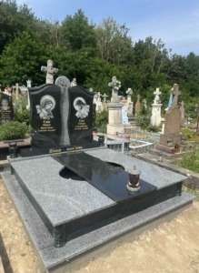 Надгробок із граніту на двох із загальною плитою та декоративною стелою