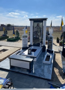 Гранітний меморіальний комплекс на могилу з колонами та скляною стелою