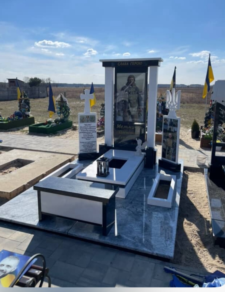 Гранітний меморіальний комплекс на могилу з колонами та скляною стелою