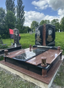 Сімейний надгробок із граніту на цвинтарі з подвійною стелою