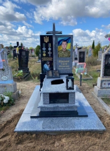 • Мемориальный комплекс из гранита на могилу с крестом, фотокерамикой и лампадой