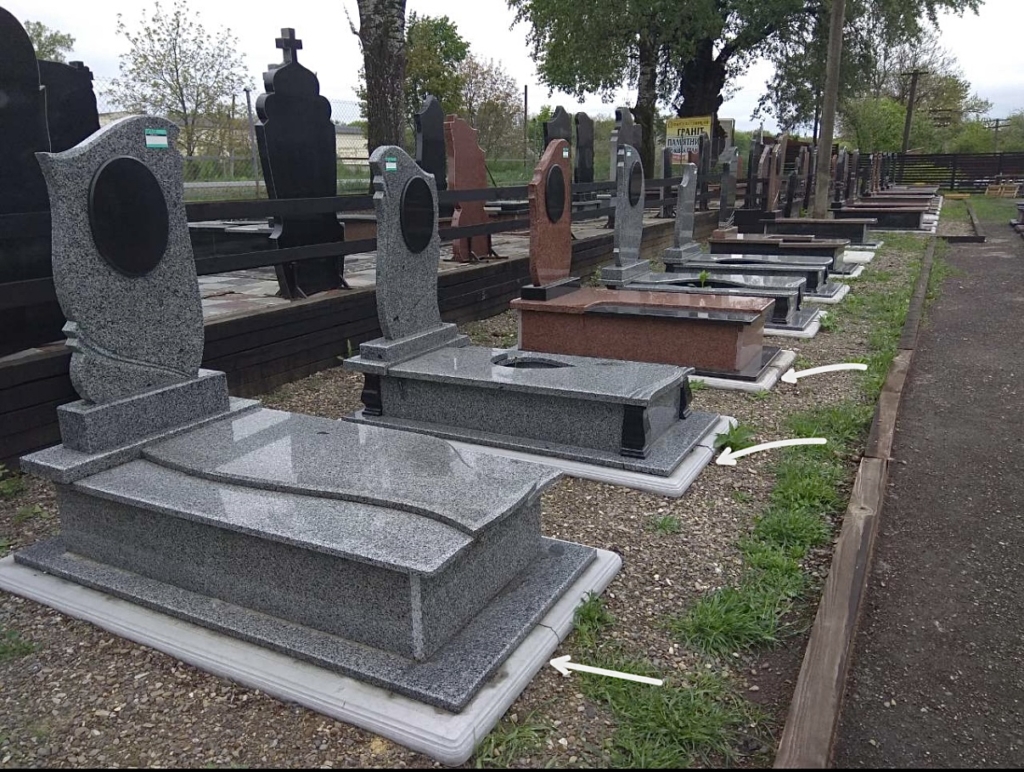 Надгробна плита бетонна під пам’ятник довговічна основа фото встановлення