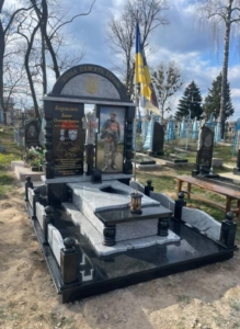 Гранитный памятник на могилу с аркой, портретом на стекле и гранитным ограждением