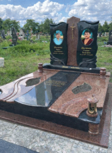Подвійний пам'ятник із чорного та червоного граніту із портретами — пам'ятник на двох на могилу