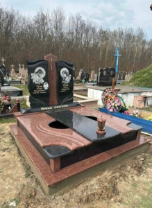 Гранітний меморіальний комплекс на двох — подвійний надгробок із чорного та червоного граніту.