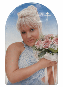Овальне фото на пам'ятник керамограніт – жіночий портрет з букетом та хрестом.