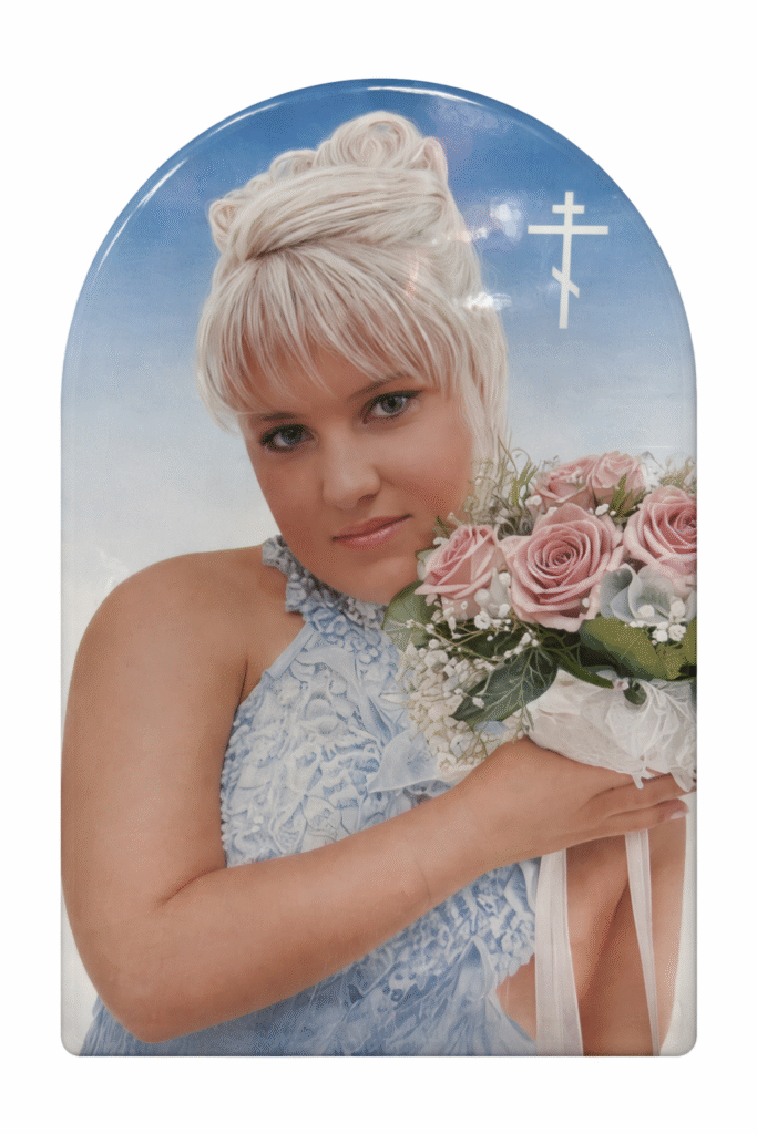 Овальне фото на пам'ятник керамограніт – жіночий портрет з букетом та хрестом.