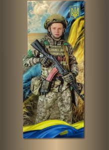 Портрет на пам’ятник на фотосклі український солдат з тризубом і прапором