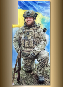 Фотоскло на пам'ятник з портретом солдата ЗСУ на тлі українського прапора.
