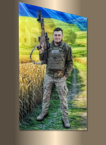 Фото на пам'ятник військовому ЗСУ на фотосклі з патріотичним прапором України