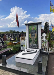 Великий меморіальний комплекс із граніту з фото на склі