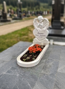 белый детский памятник с ангелом и цветником фото