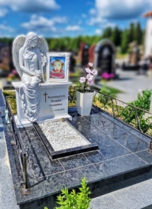 Дитячий пам’ятник на могилу з ангелом та портретом дитини
